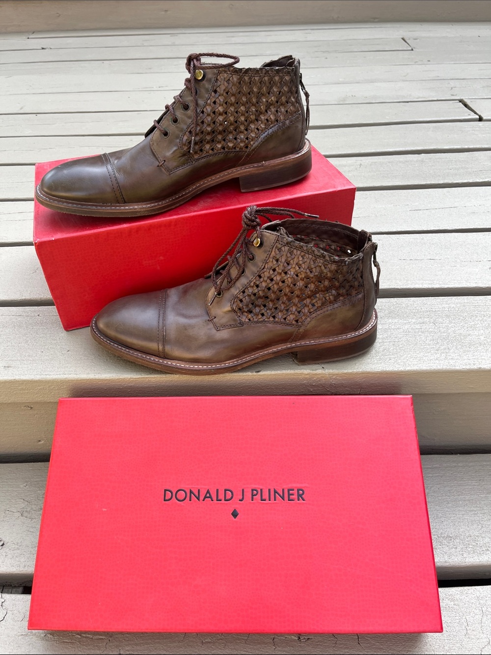 Mens- Donald Pliner shoes. Size 10.